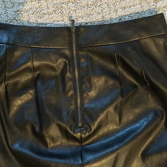 Carine Roitfeld for Uniqlo Faux Leather Pencil skirt studs at the bottom size 2 - Picture 6 of 15